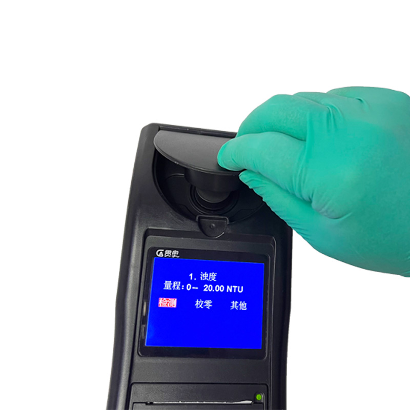 對便攜式水質(zhì)檢測儀進行校準(zhǔn)